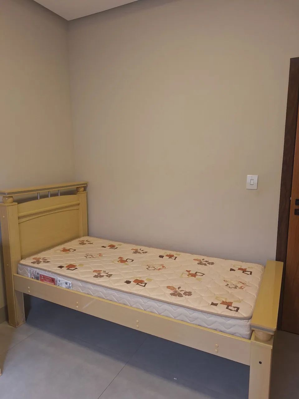 Cama de solteiro com colchão 