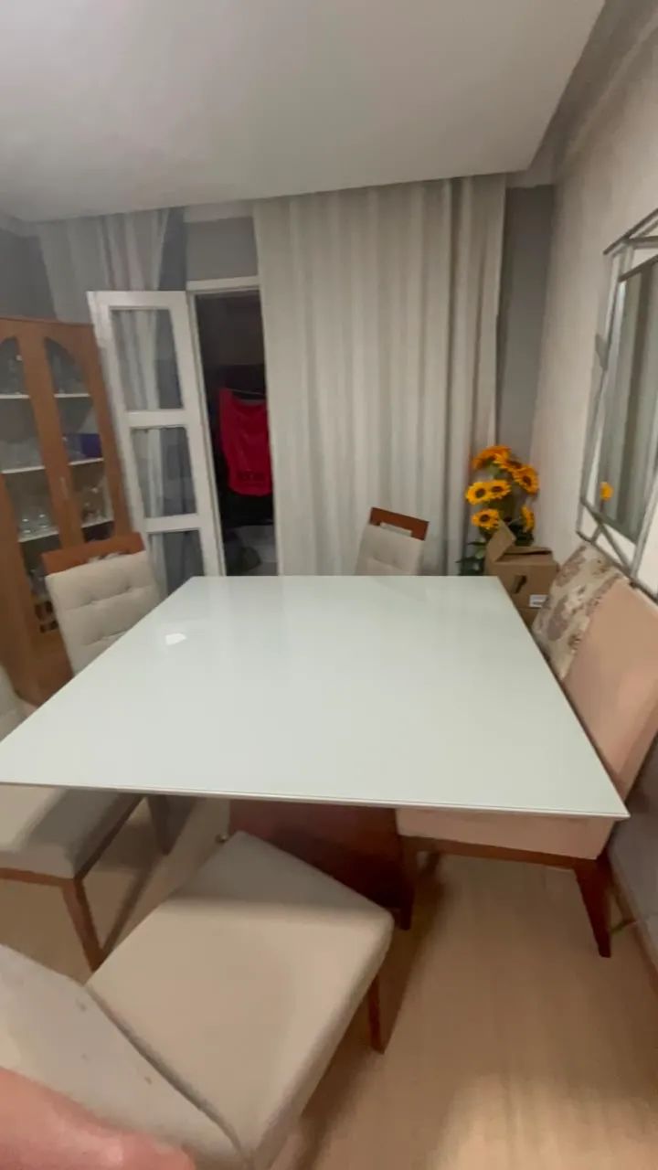 Vende-se mesa com 6 cadeiras