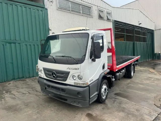 MB Accelo 815 Guincho Plataforma