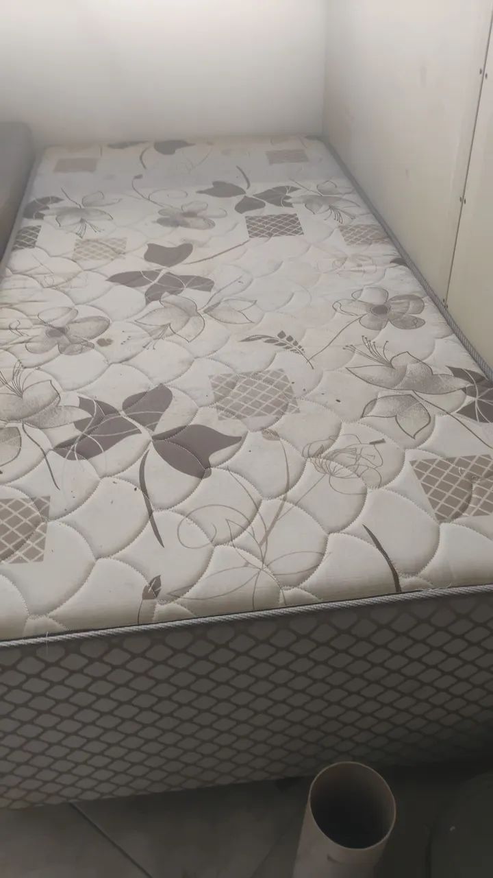 Cama com colchão muito conservado 