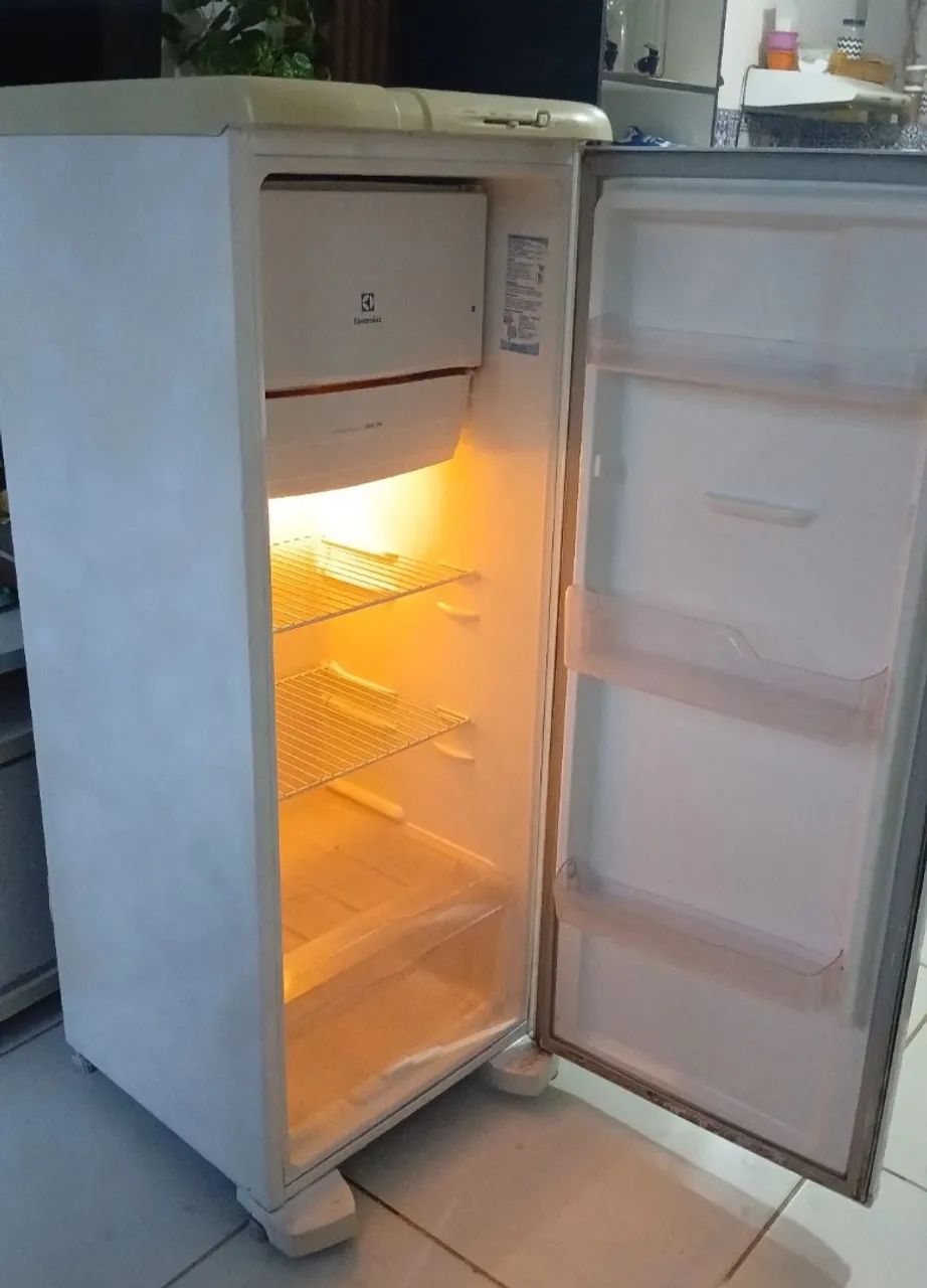 Geladeira. ELETROLUX Gelo Seco Moderna Toda Boa  - Foto 2