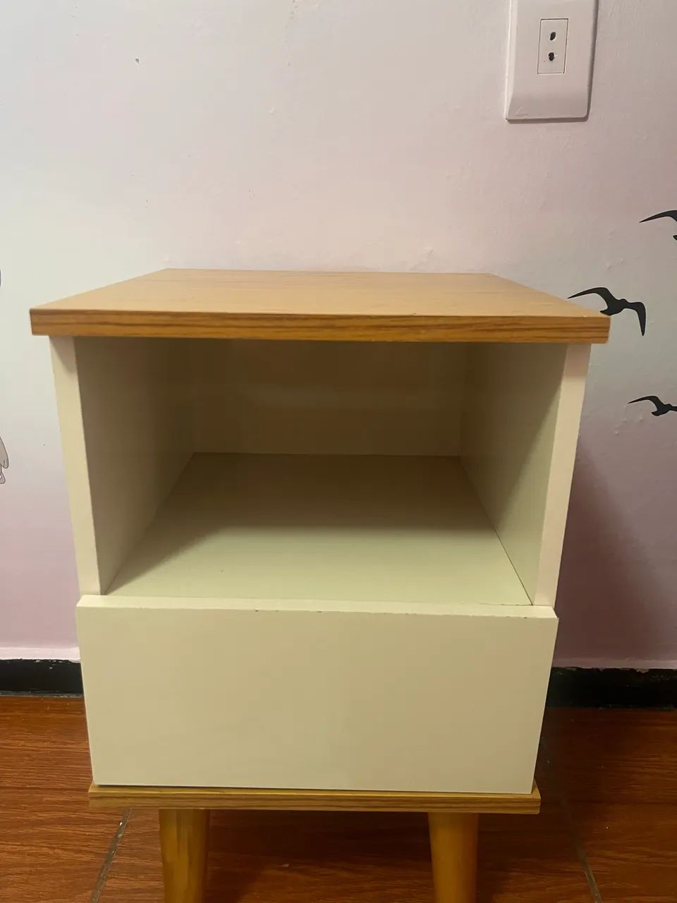 Vende -se dois criado mudo