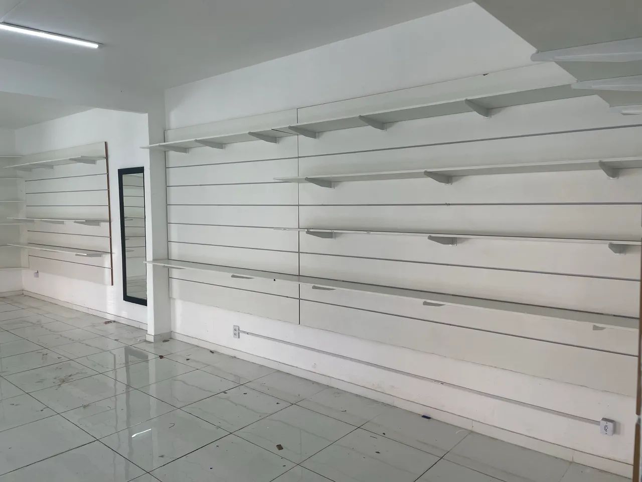 Painéis Canaletados com prateleiras para loja.