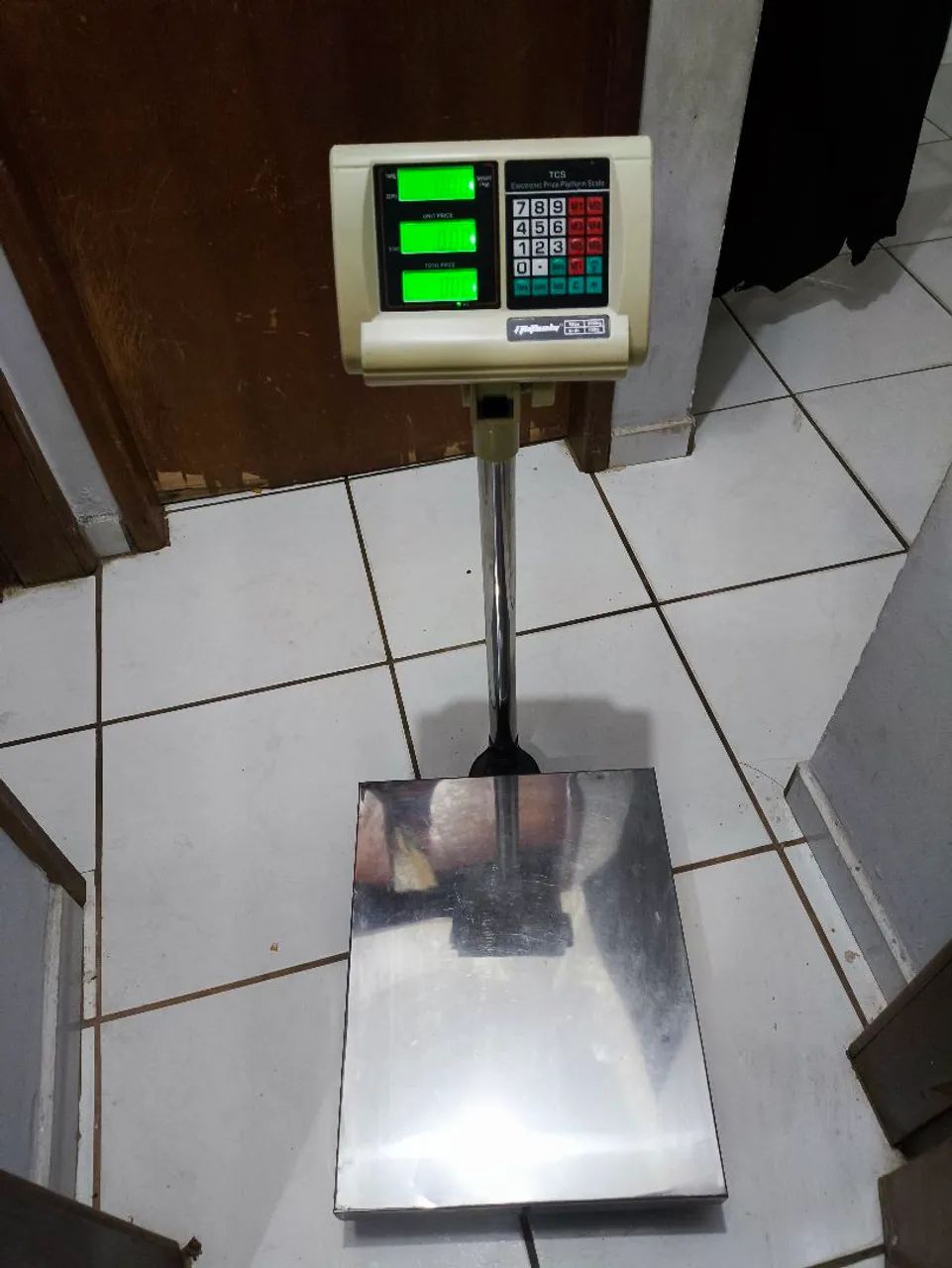 Balança digital suporta até 300 kg a bateria e cabo para tomada