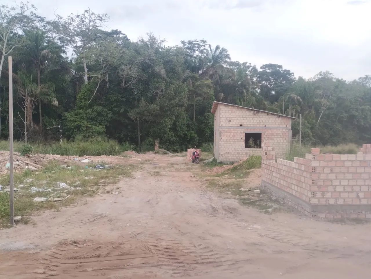 Vende-se terreno com casa no distrito 