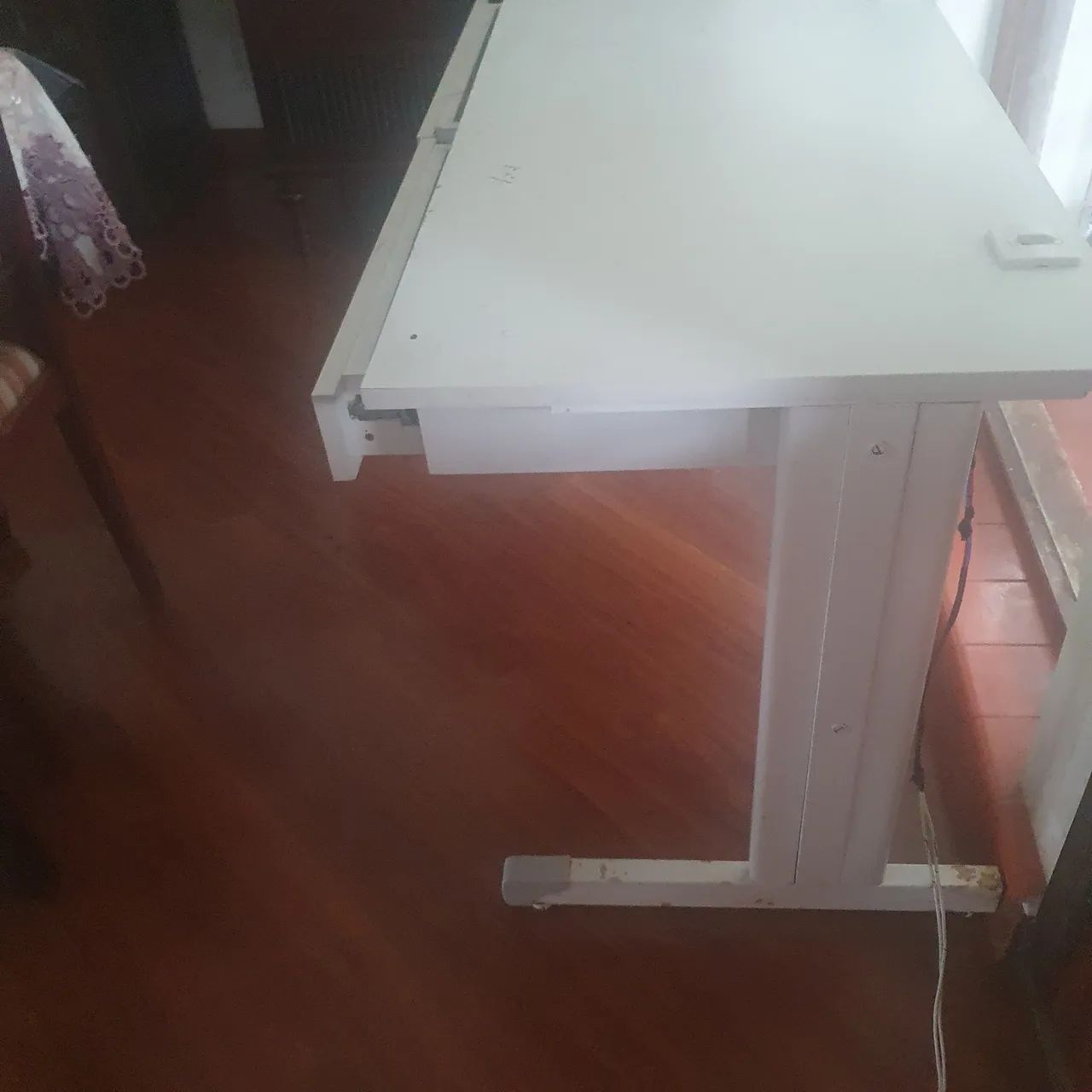 Escrivaninha .  Com 2  tomadas. 2 Gavetas. Muito resistente. - Foto 3