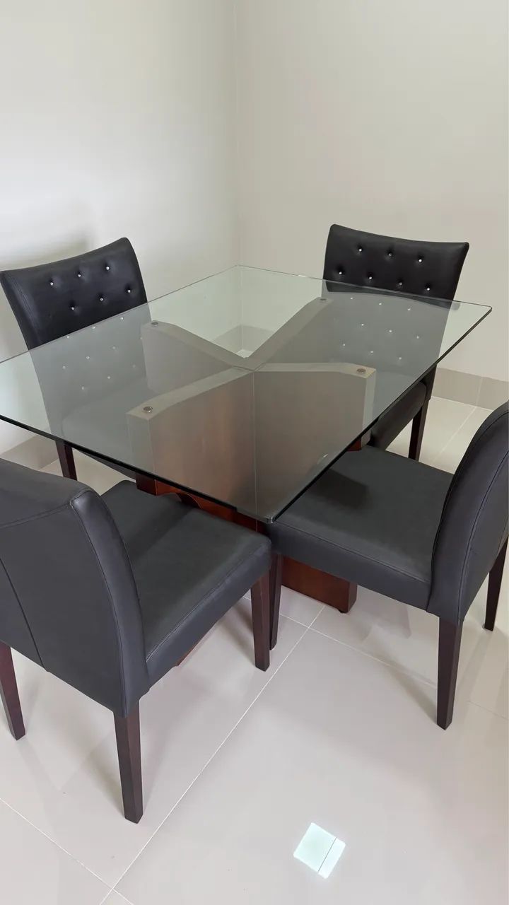 Mesa com 4 cadeiras