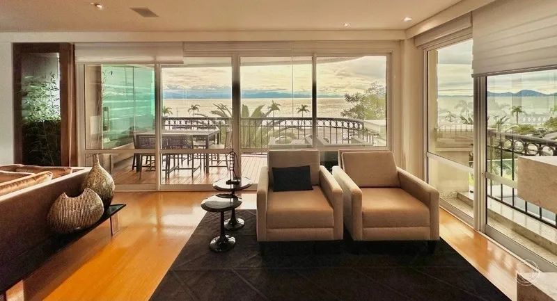 Lindo apartamento na Beira Mar com 3 suítes e 4 vagas de garagem