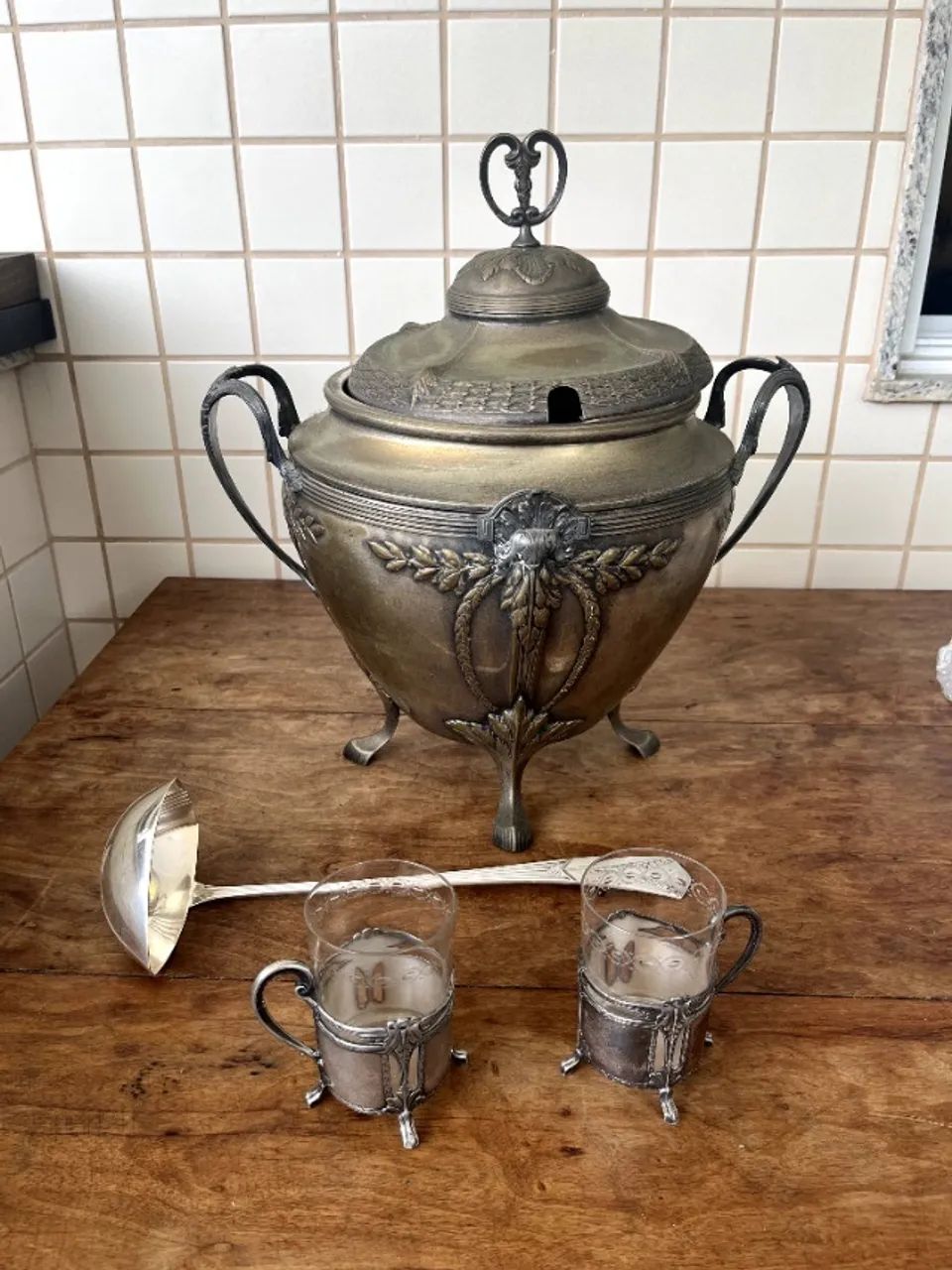 Boleira e bandeja de prata com 10 copos e colher