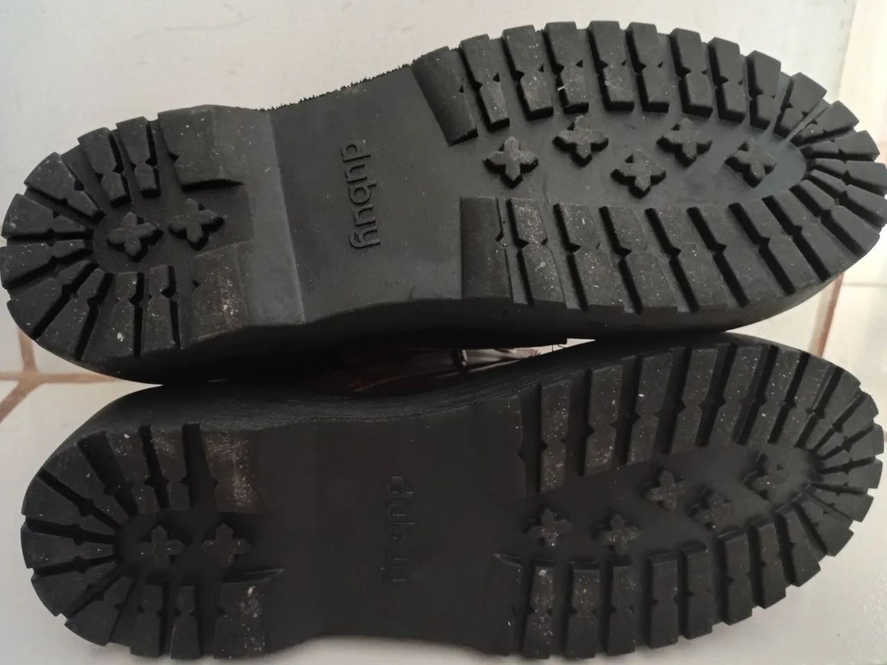 Bota coturno marrom de cano médio com solado tratorado estilo plataforma. <br> - Foto 4