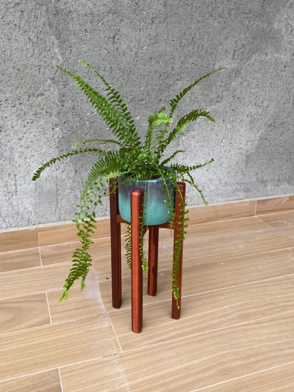 Suporte de madeira para vaso