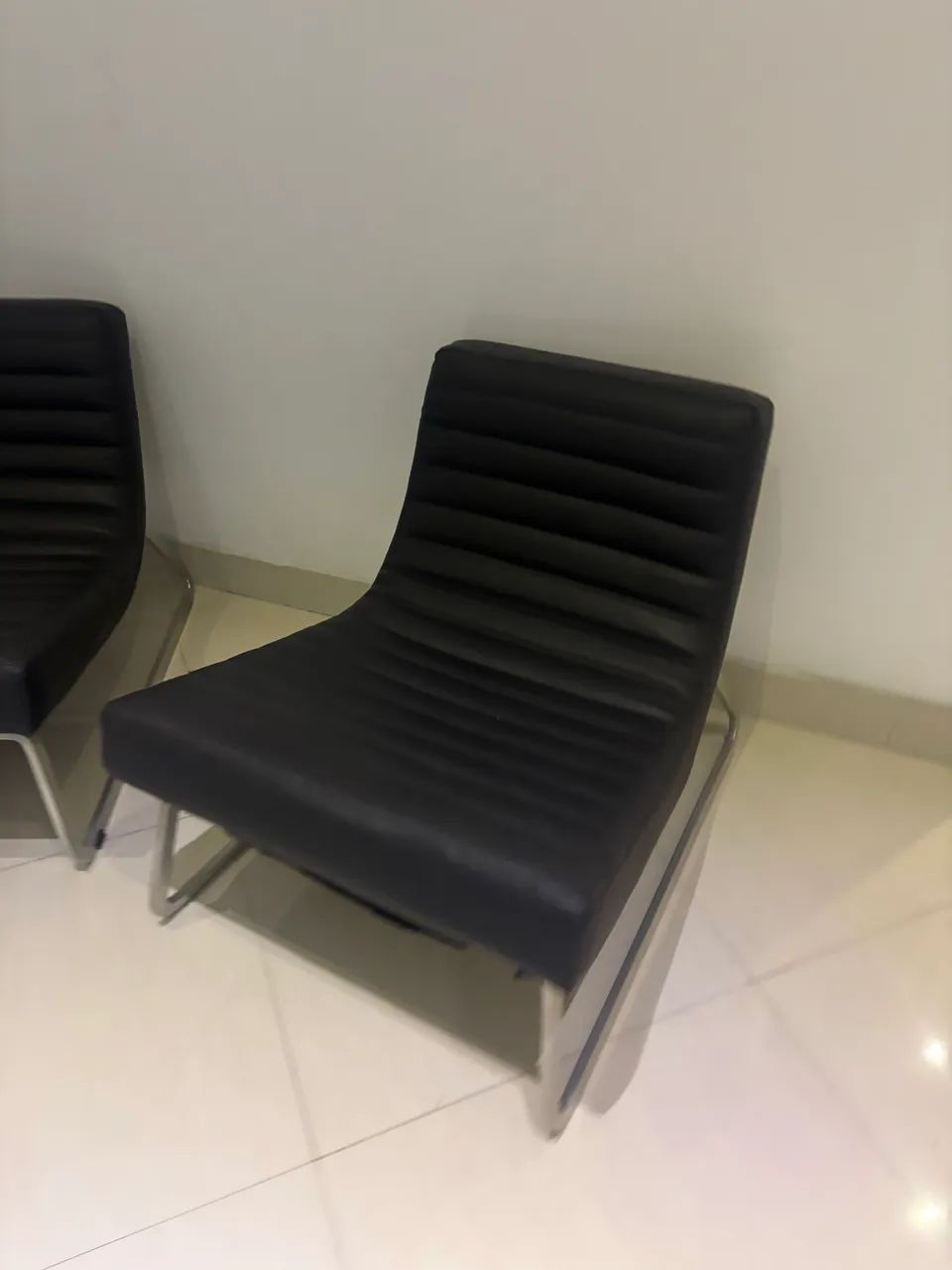 Par de  poltronas decorativas revestido em couro legítimo e pés em  e alumínio  - Foto 4