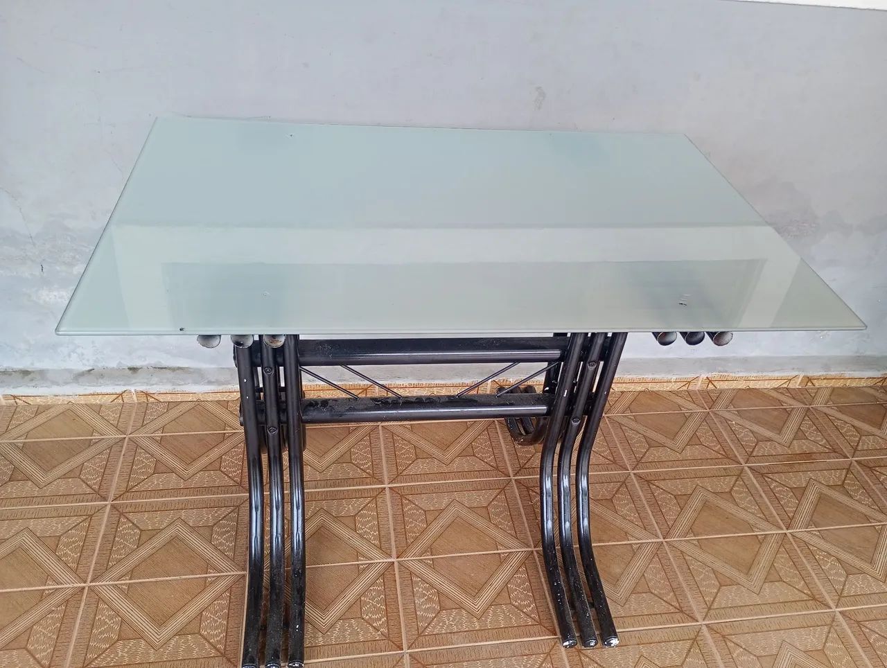 Mesa de vidro com algumas marcas de uso. - Foto 2
