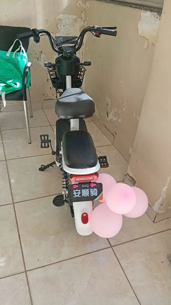 Moto elétrica e relógio 