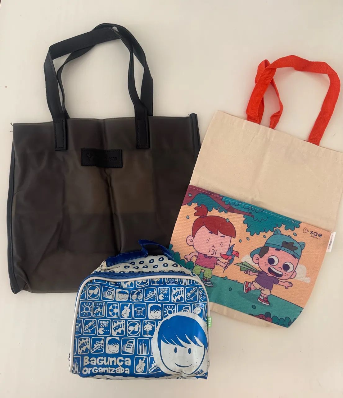 2 bolsas sacolas + 1 necessaire fitta usada 
