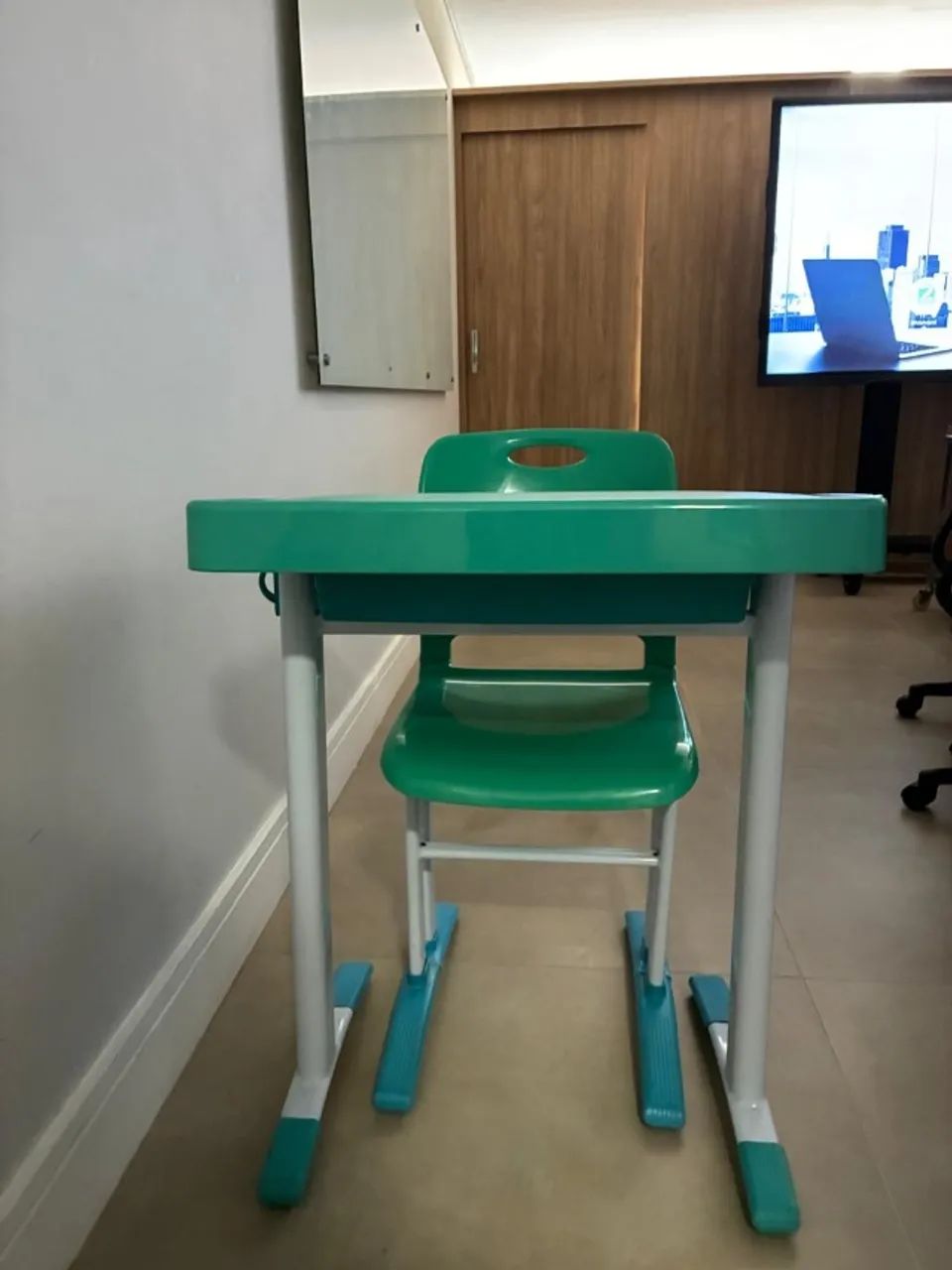 Conjunto escolar_Mesa e cadeira semi novos - Foto 3