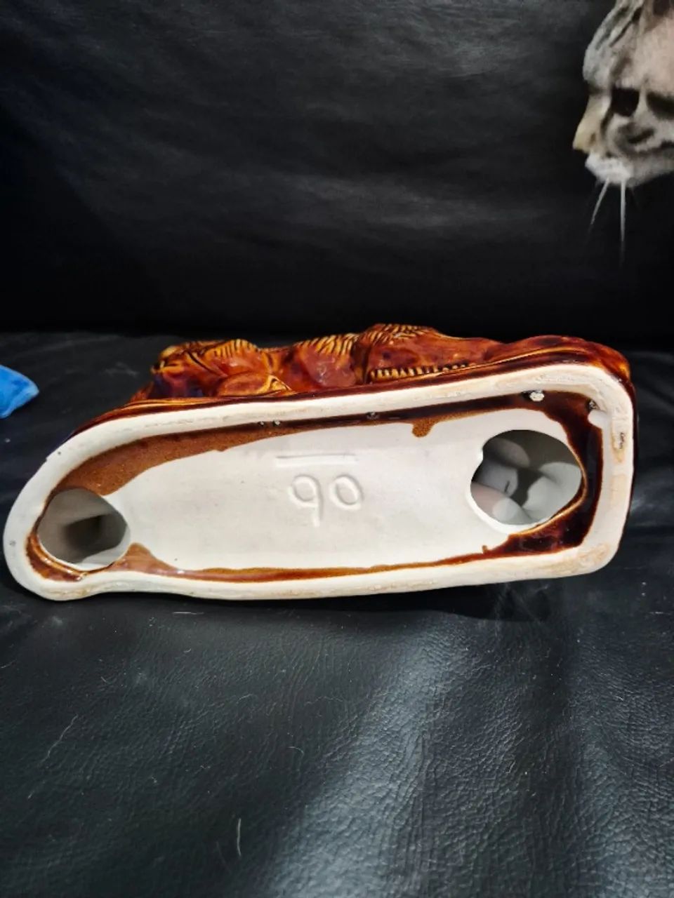 Escultura Cachorro Vintage Cerâmica Esmaltada Marrom 28cm - Foto 2