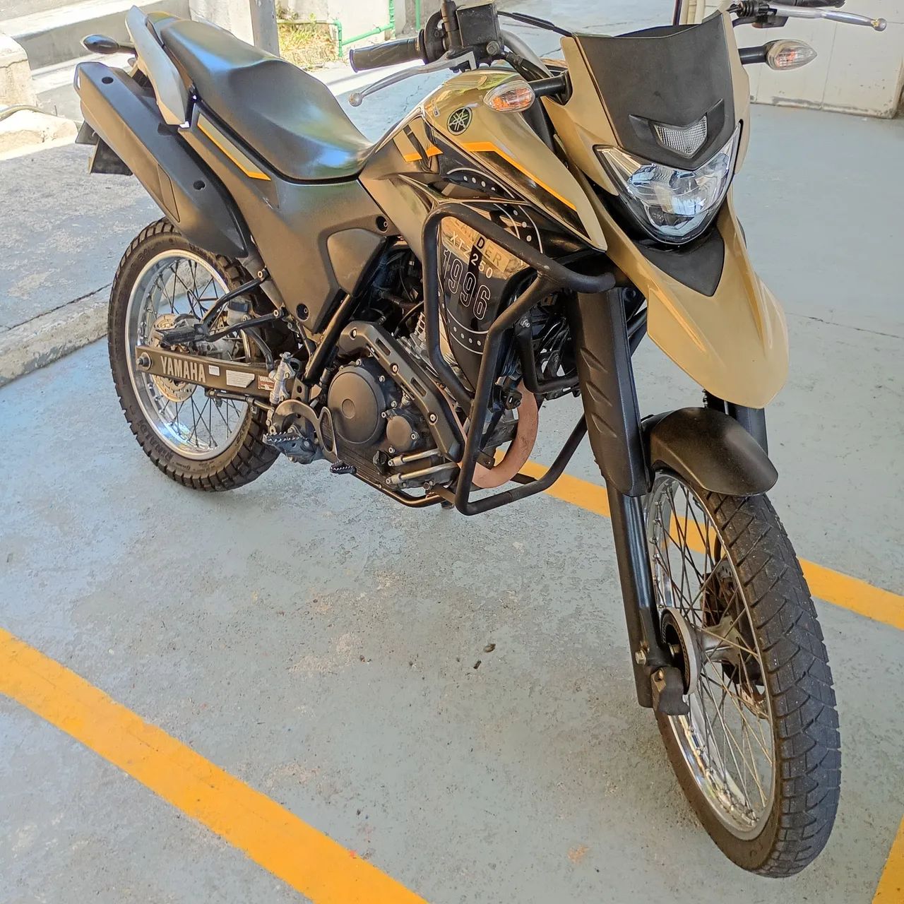 Lander 250 bem conservada 