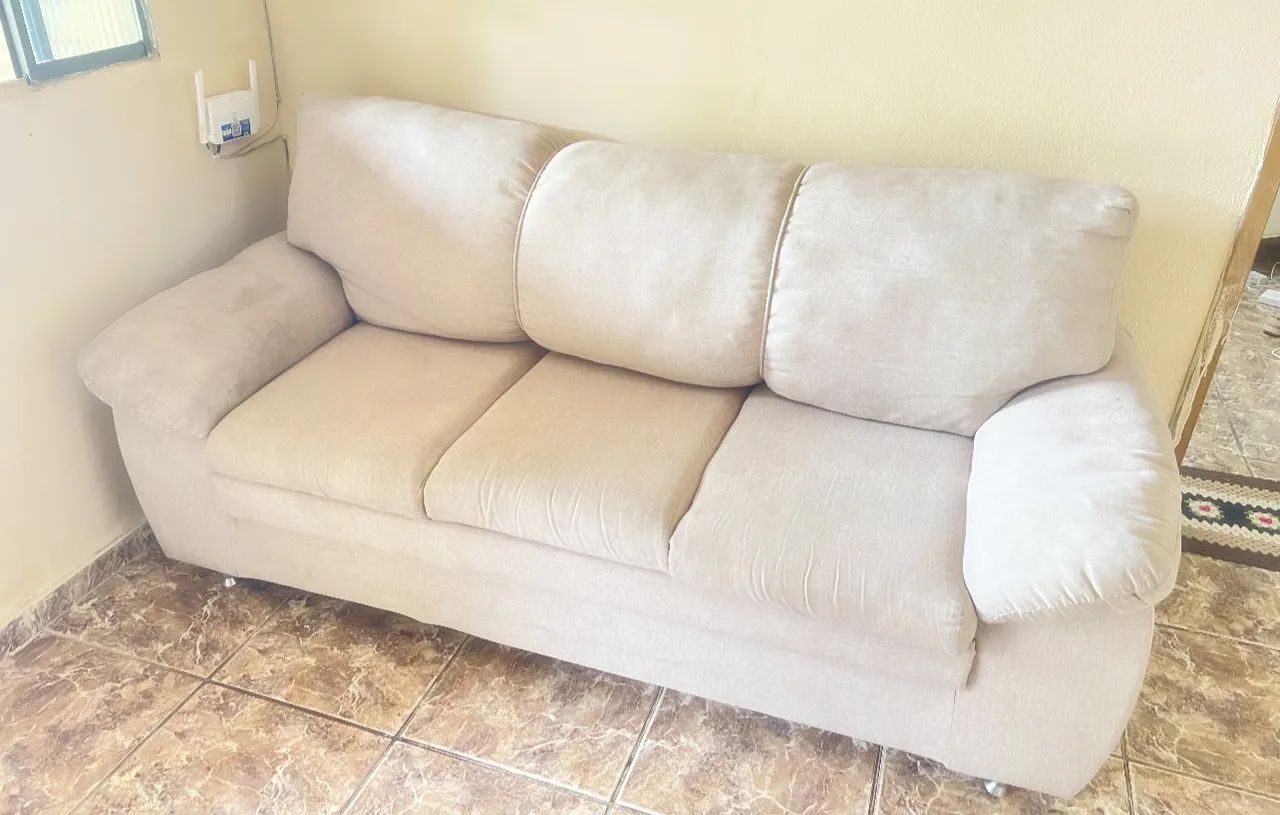 Vendo sofá em linho bege 