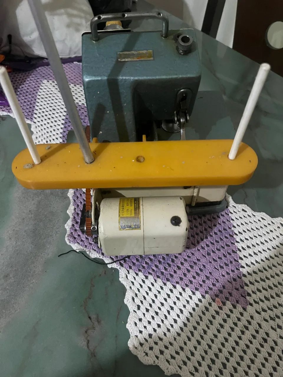 Máquina de overloque funcionando  - Foto 3