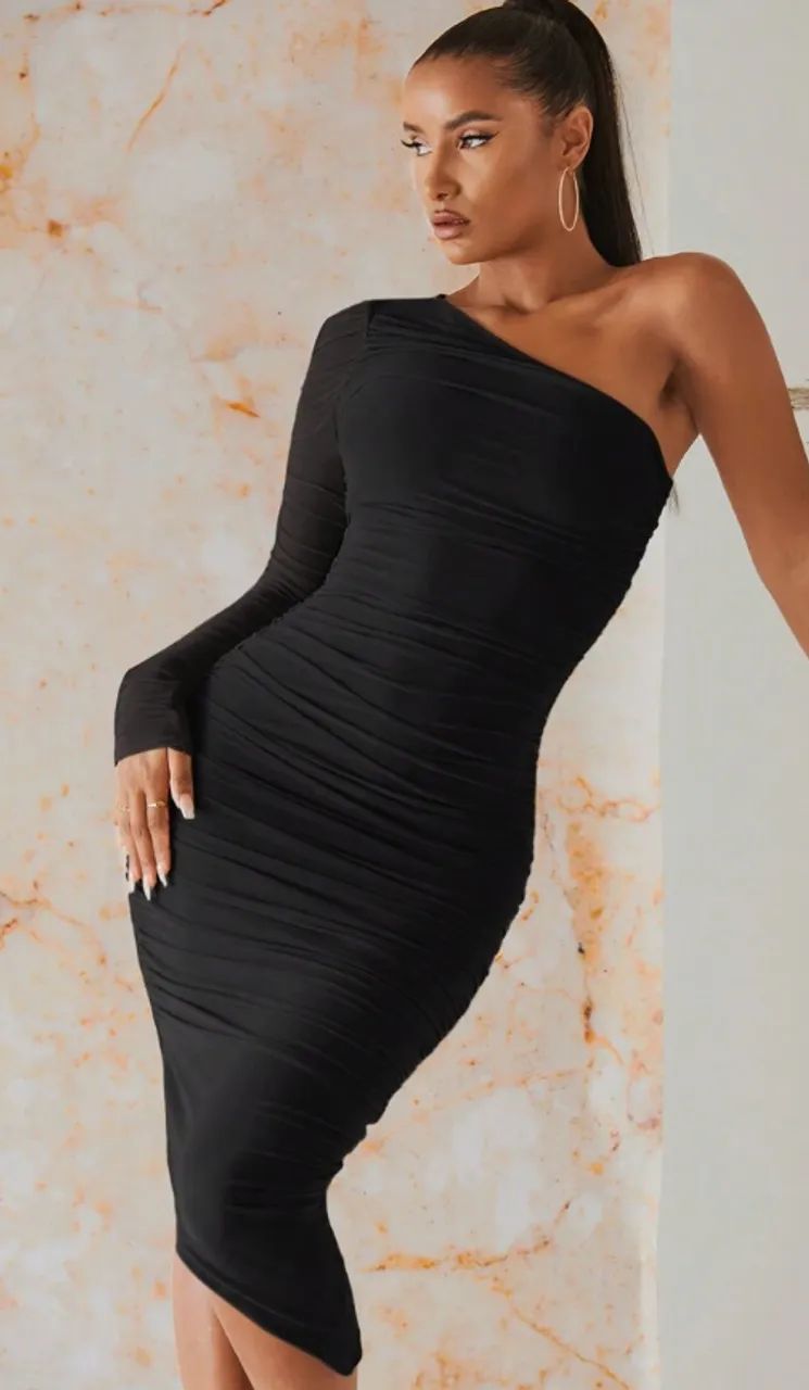 Vestido midi preto um ombro só.