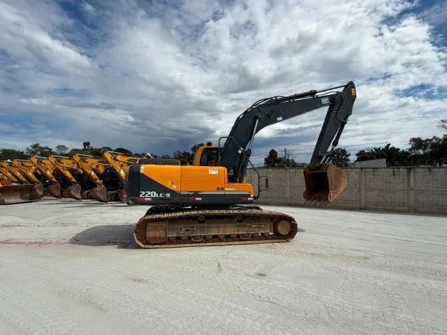  ESCAVADEIRA HYUNDAI 220 2021