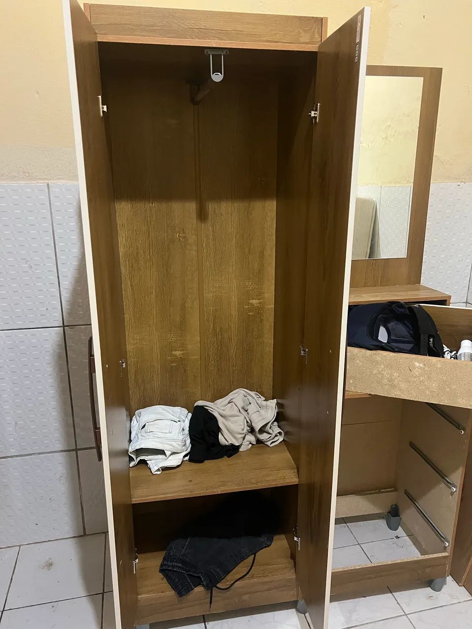 Guarda roupa solteiro com espelho