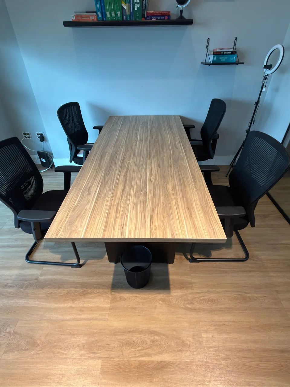 Mesa de reunião com cadeiras
