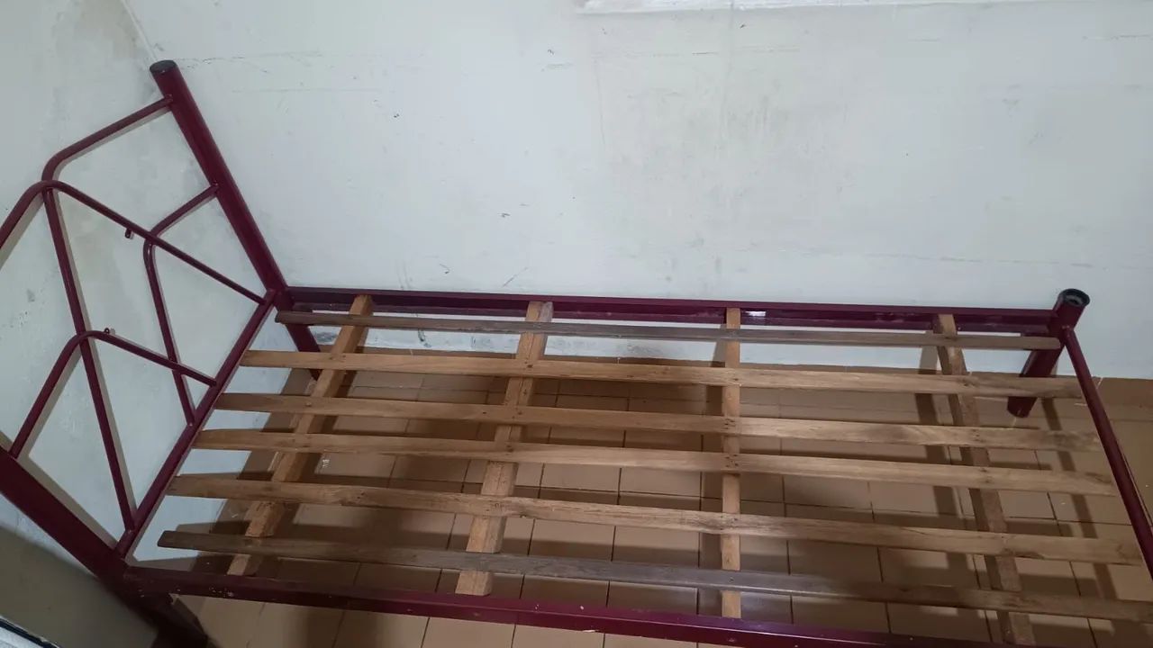 Vende se 2 camas de solteiro e 2 colchões  - Foto 4