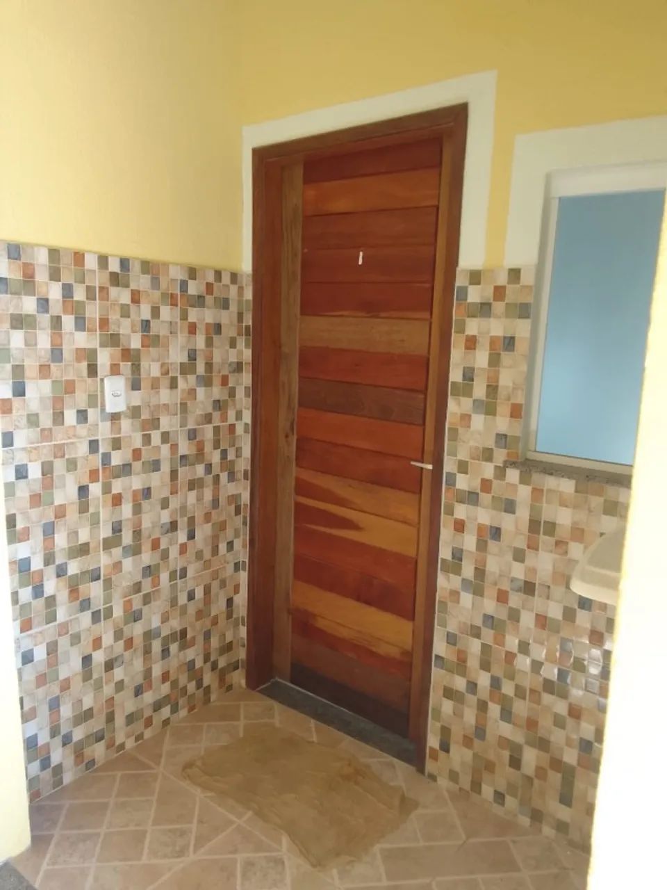Alugo Kitnet com 1 quarto, sala, cozinha, banheiro e área de serviço 