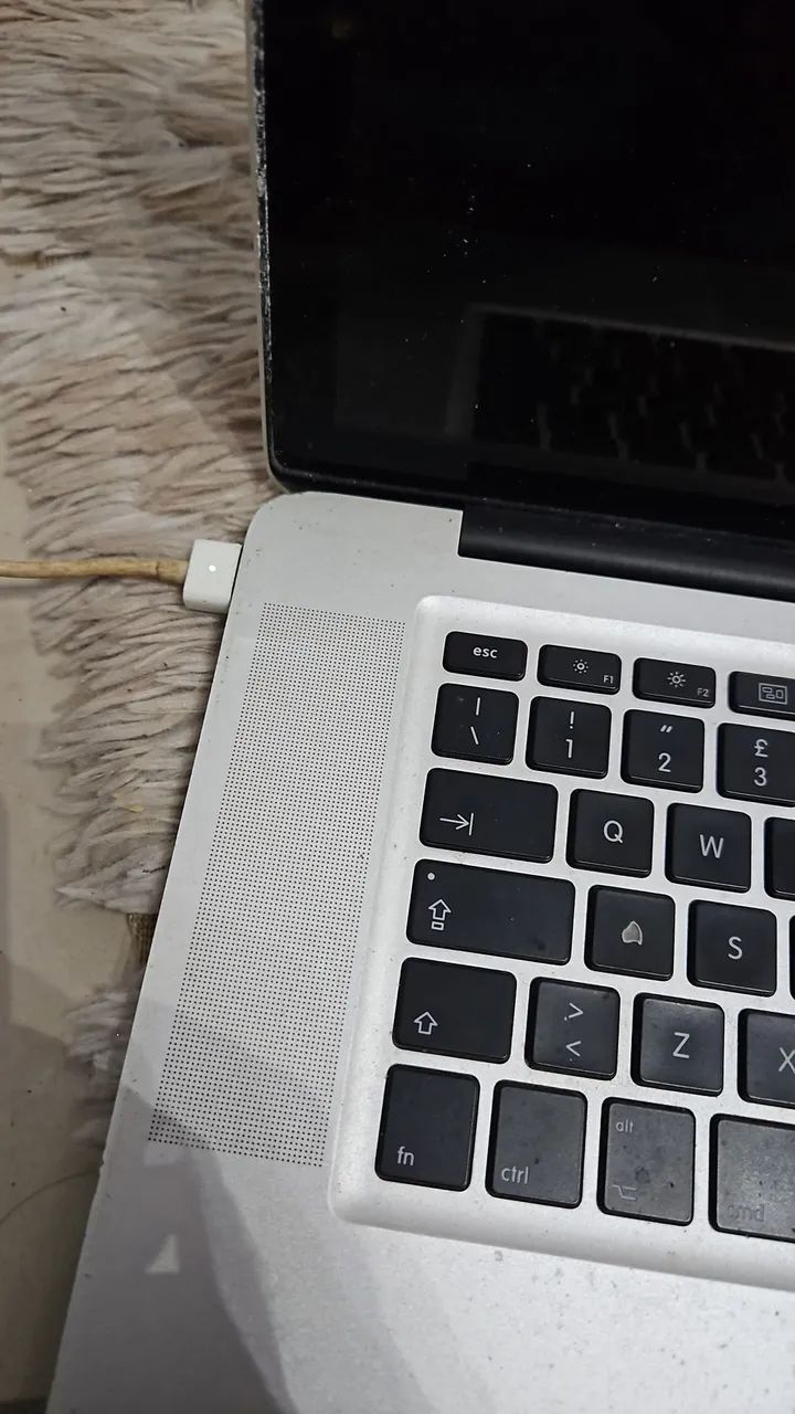 Vendo macbook  pro A1286 no estado defeito - Foto 2