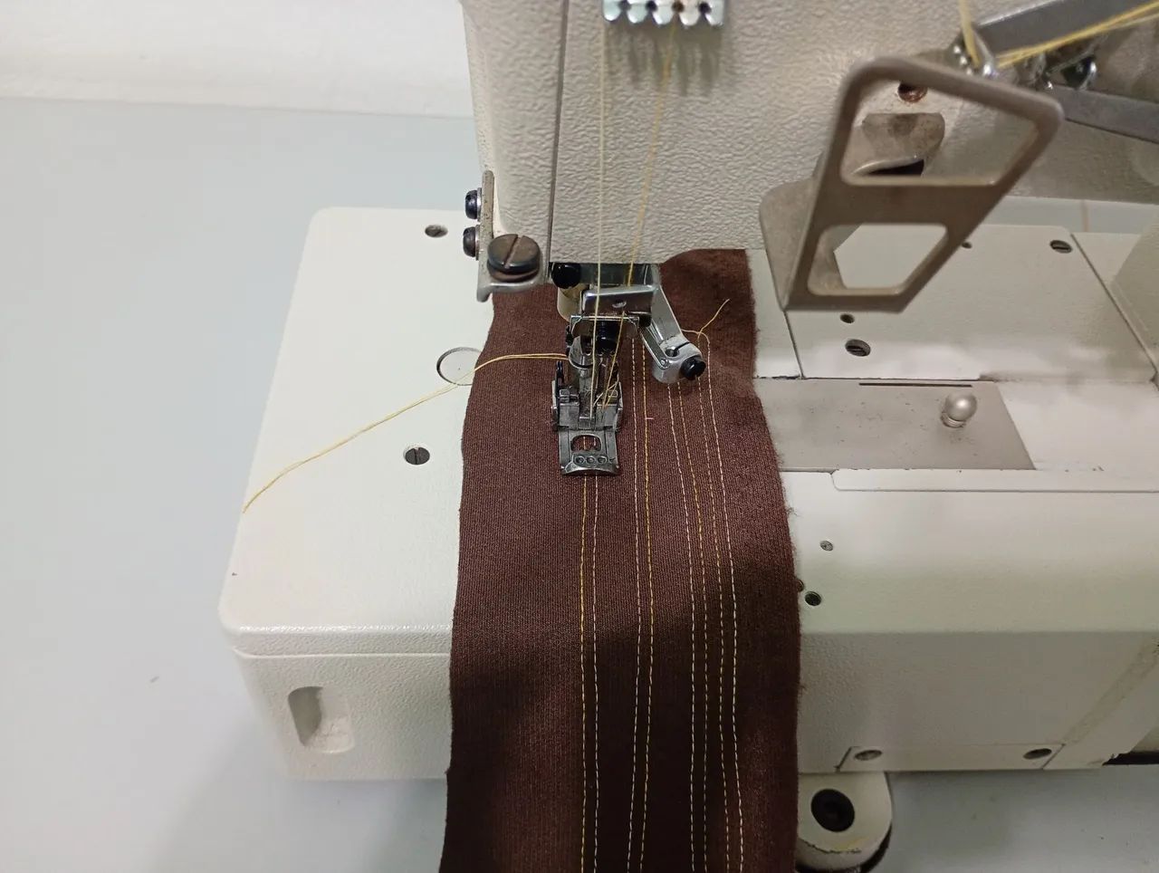 Máquina de costura industrial 