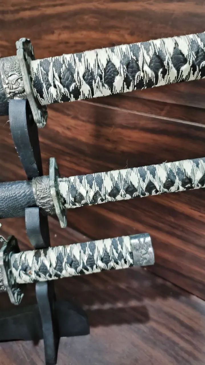 Kit Trio de Espadas Samurai Katana Decorativa com Suporte de Mesa - Foto 4