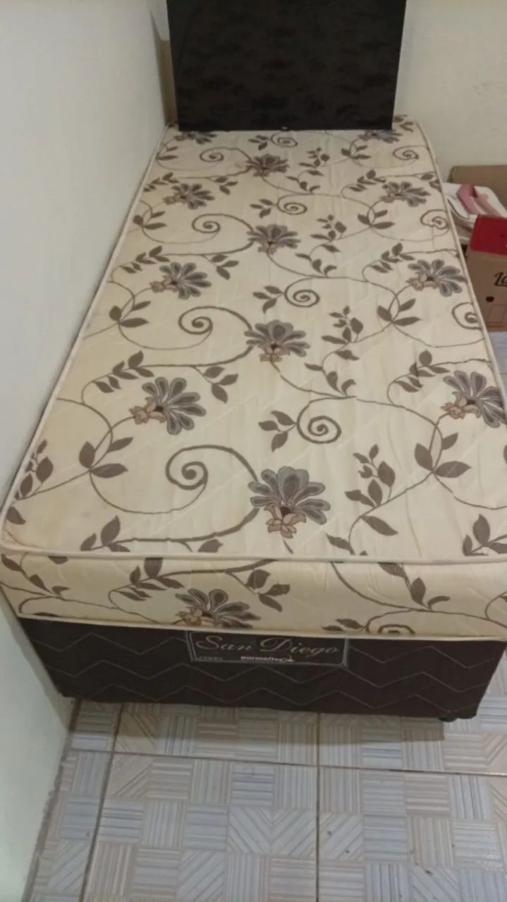 Vende-se essa cama seminova.