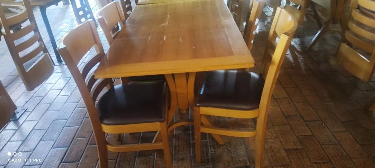 Mesa com 4 cadeiras. Móveis Brum. Tenho vinho e preta.  - Foto 3