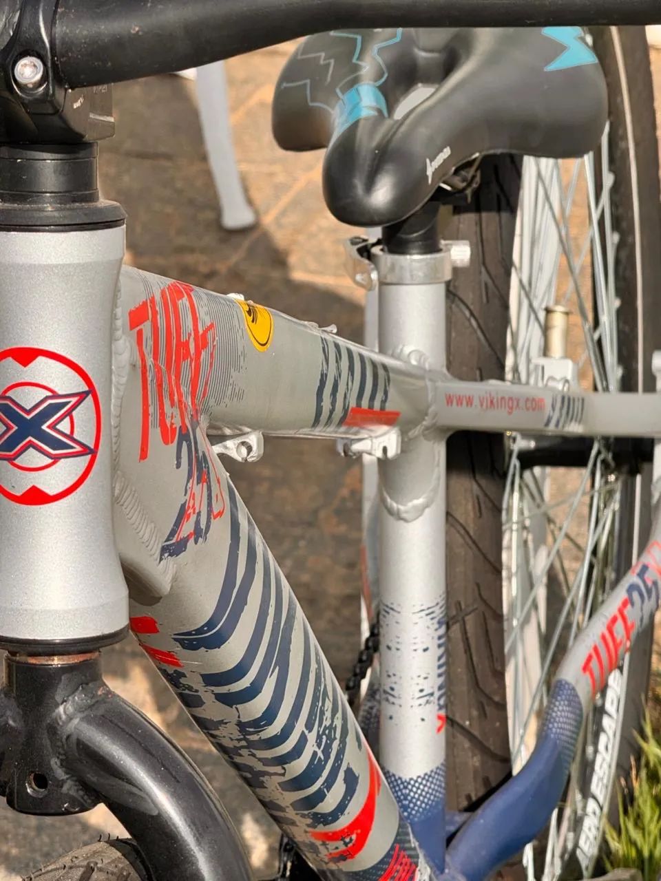 Bicicleta VikingsX Semino muito conservada cor prata com vermelho e azul - Foto 3