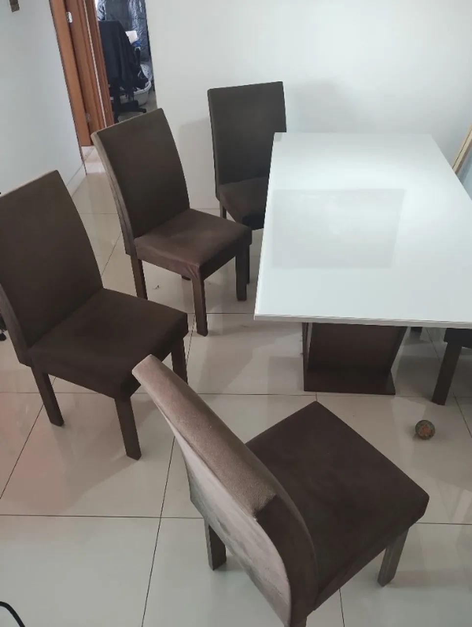Mesa com topo de vidro + cadeiras