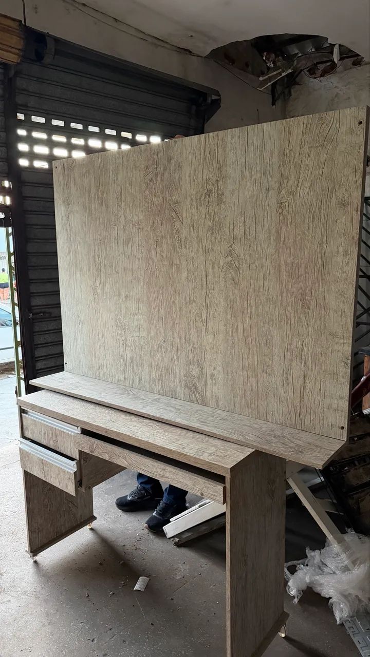 Painel e escrivaninha 