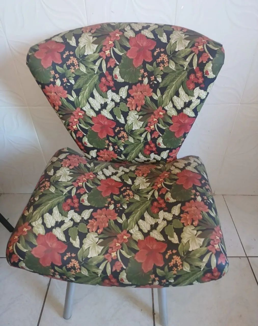 Duas poltronas semi-novas.