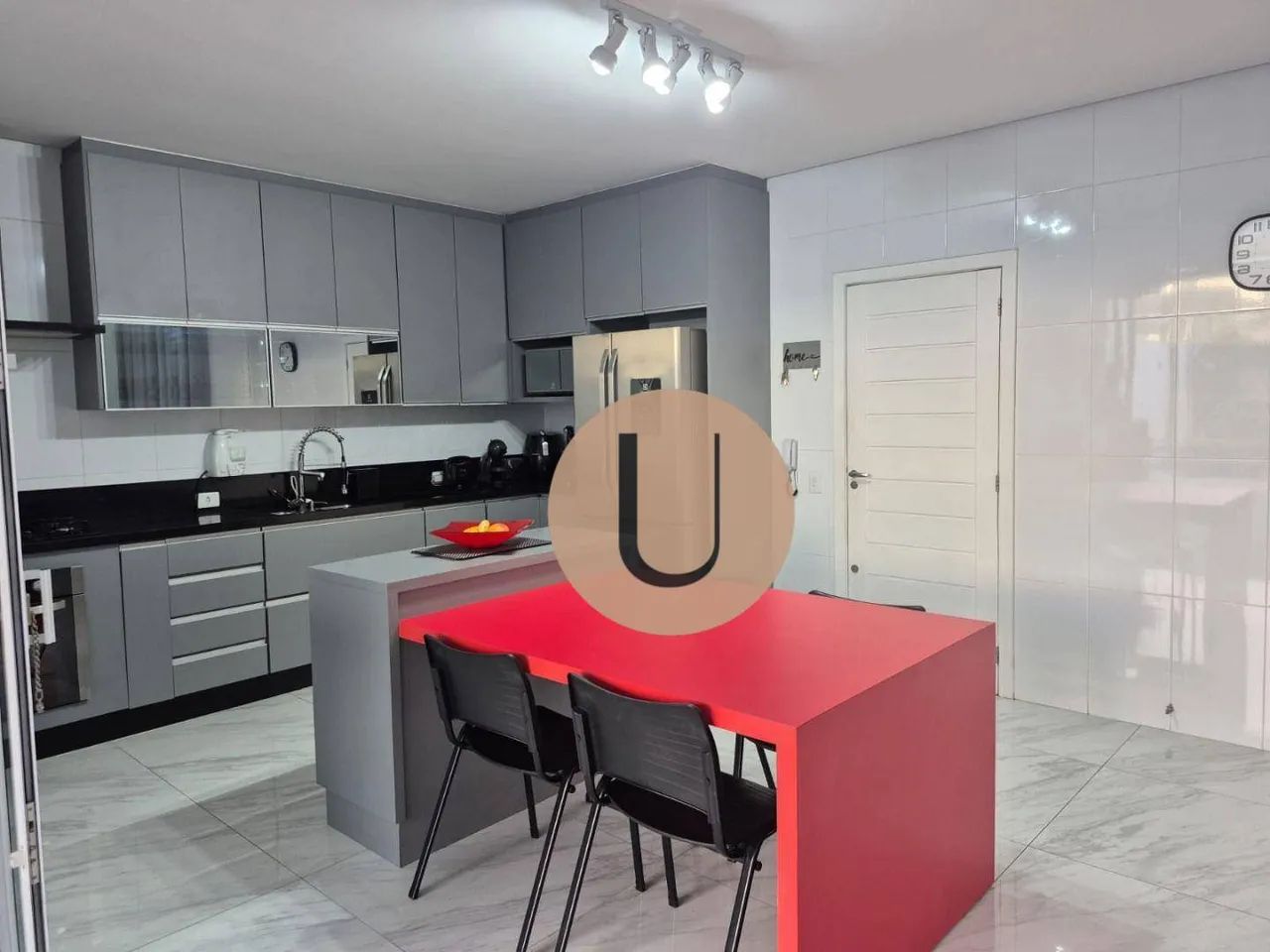 Oportunidade Única! Casa Mobiliada com Piscina e 3 Suítes em Bairro Nobre