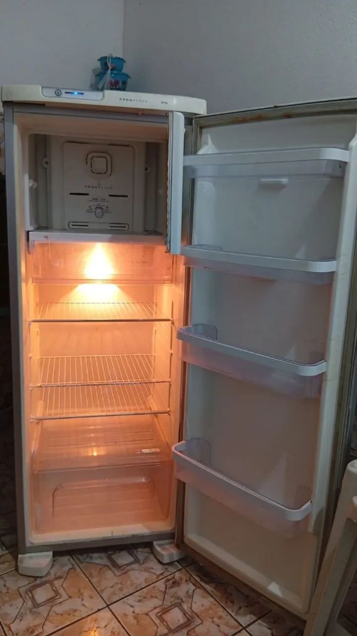 Vendo geladeira funcionando perfeitamente 