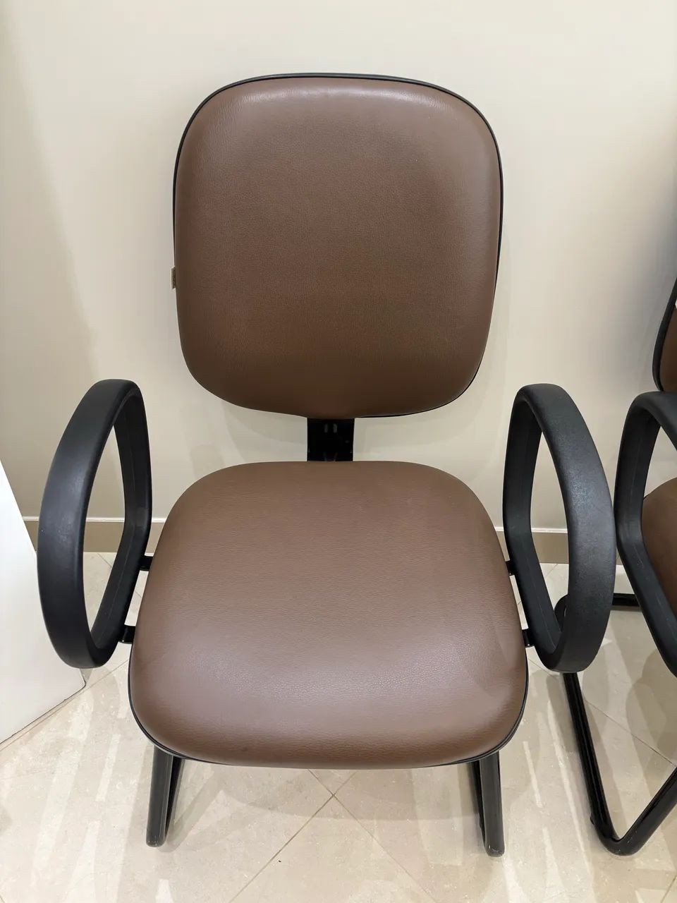 2 Cadeiras com pés fixos e braços  - Foto 4