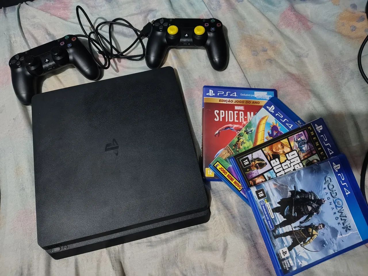 PS4 SLIM 1TB + 2 CONTROLES + GOD OF WAR RAGNAROK + JOGOS