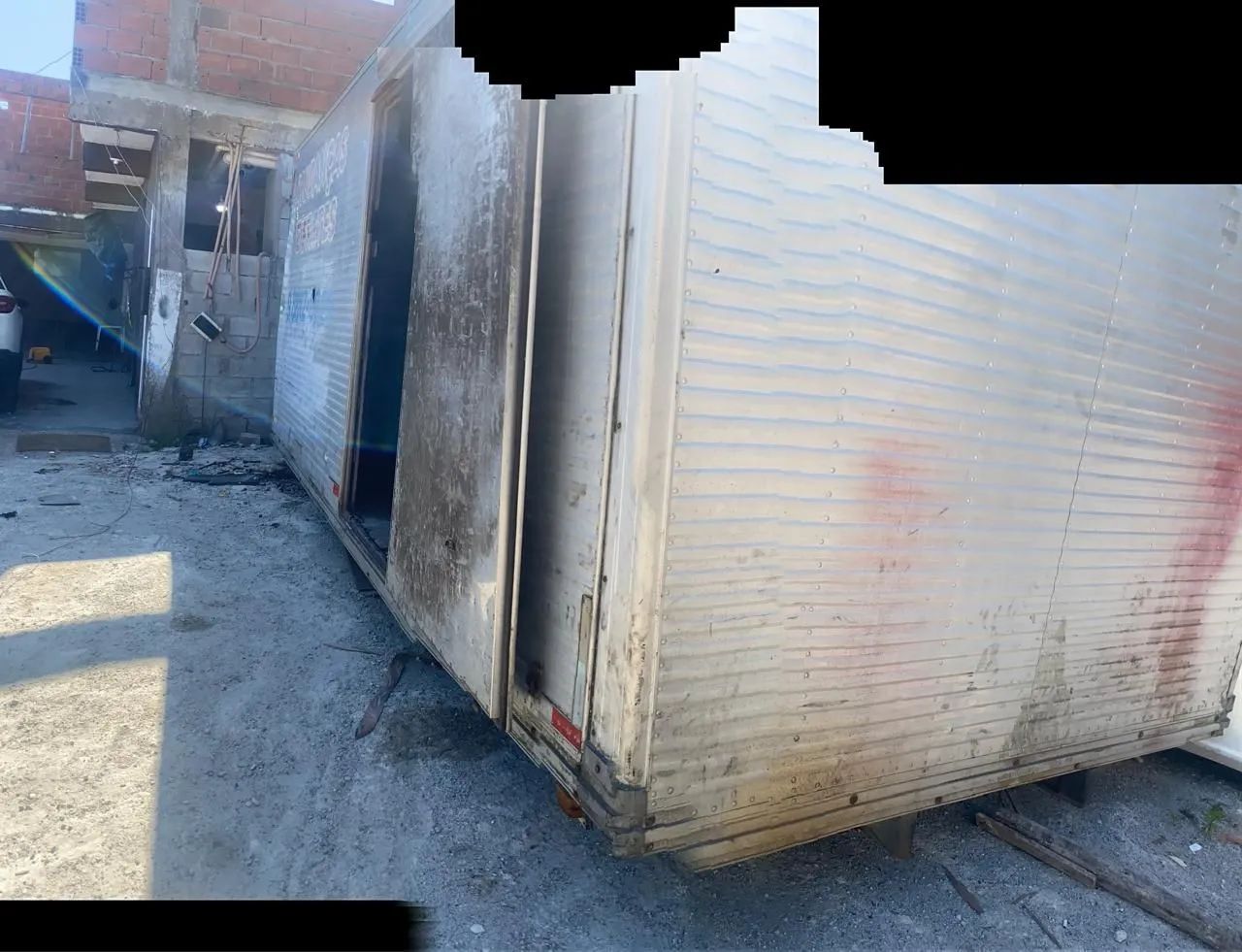 Vendo bau Largura 2,47 Comprimento 5,50 Altura 2,30 - Foto 3