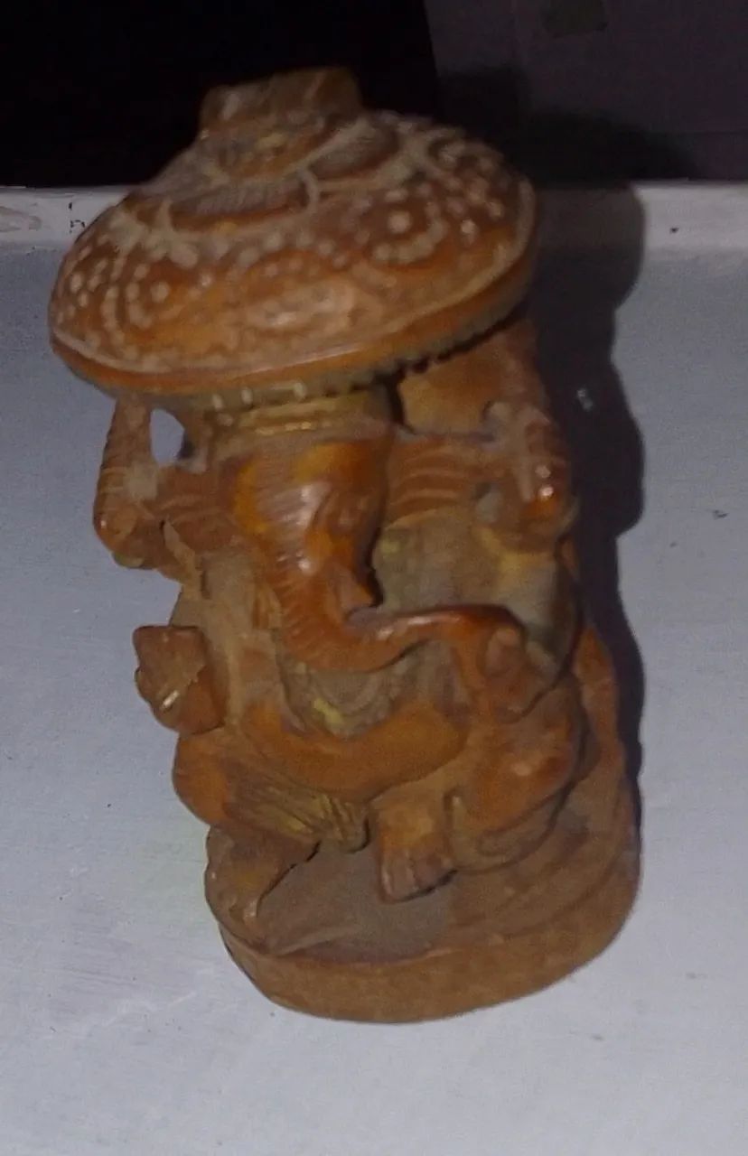 Escultura indiana representando deus Ganesh madeira entalhada á mão de origem indiana - Foto 4