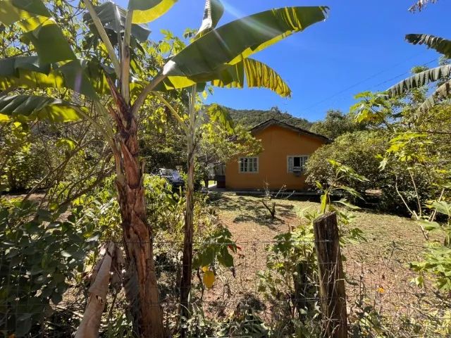 Sítio 4.500m² com Córrego, Casa, Pomar e Área Preservada Palhoça R$ 550.000