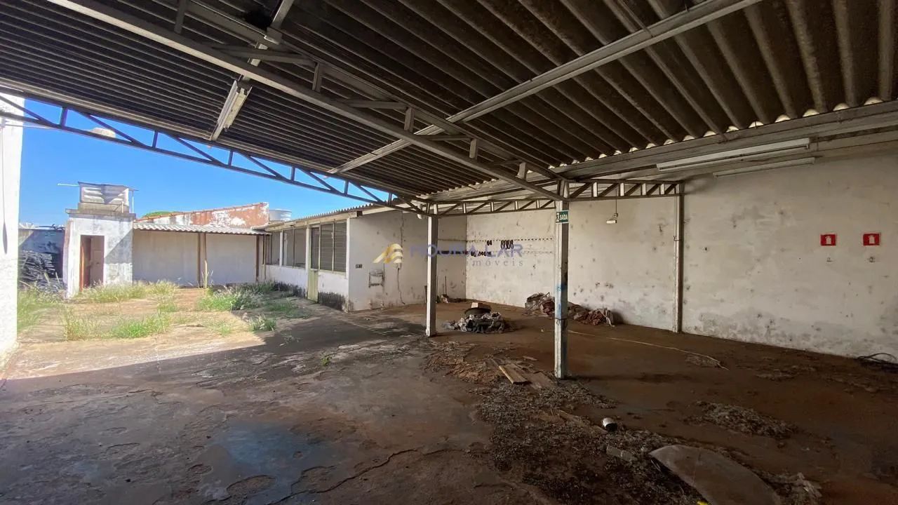 Imóvel Comercial à Venda no Centro  Barracão + Sobrado. - Foto 3