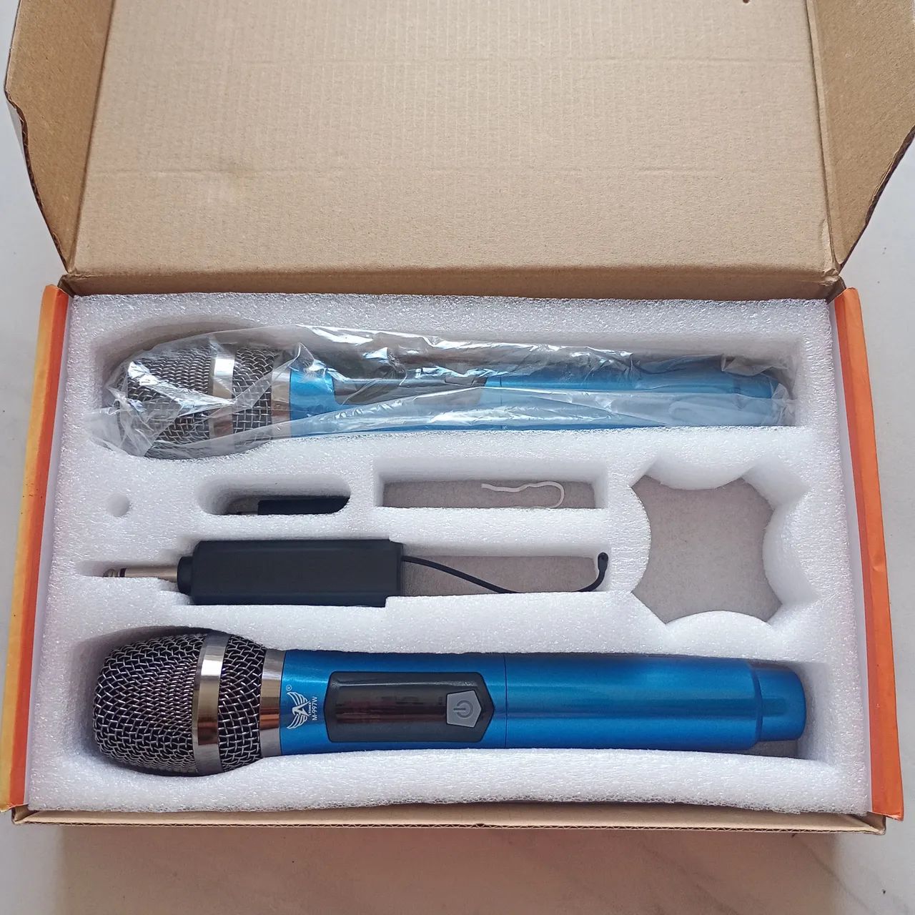 2 microfone ? com carregador 