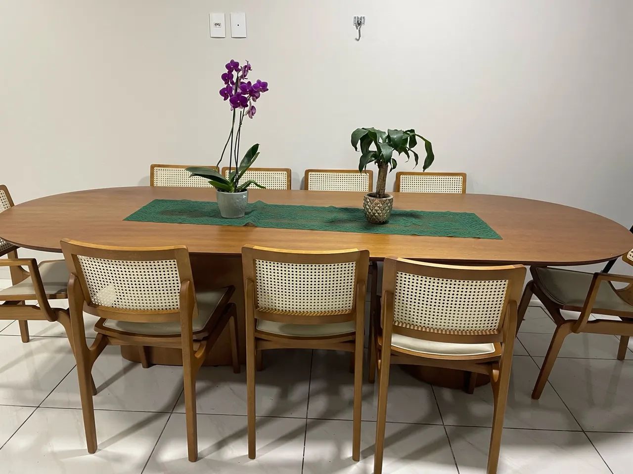 Mesa com 12 cadeiras 