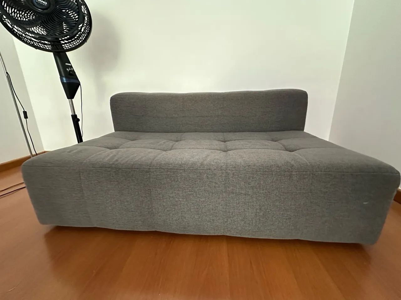 Sofá Tok&Stok 2 Lugares Cinza 1,45m + Almofadas - Foto 3